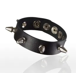 Narukvica sa šiljcima na ruci