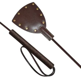 Smeđi gotički stog sa petljom i zakovicama .