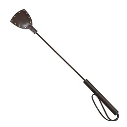 Smeđi gotički stog sa petljom i zakovicama .