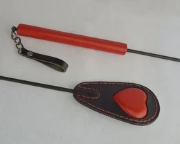 Crno-crveni stog sa srcem na pamuku .