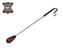 Crno-crveni stog sa srcem na pamuku .