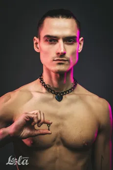 Parti Hard Embrace Crna ogrlica