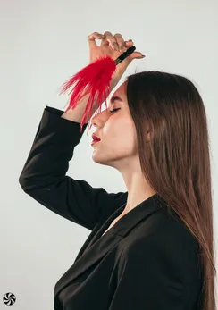 Tikler burlesque plume red