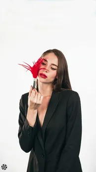 Tikler burlesque plume red