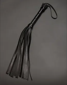 Crna kožna pletenica sa repovima .