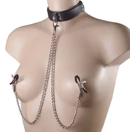 Crna ogrlica sa metalnim kopčama na bradavicama i povodcem