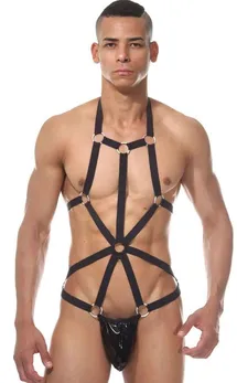 Brutalno muško odelo sa metalnim prstenovima