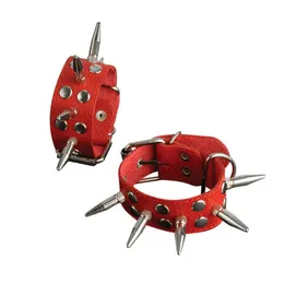 Crvene kožne lisice sa šiljcima i zakovicama