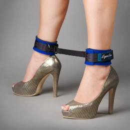 Plavo-crne okove na neoprenskim nogama