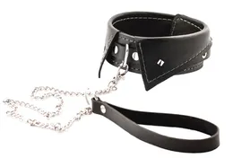 Crna ogrlica sa metalnim povodcem