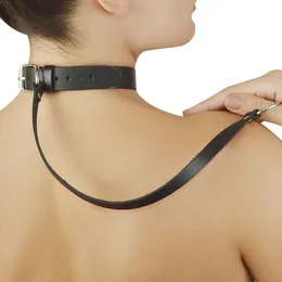 Ogrlica od crnog krzna sa kožnim povodcem