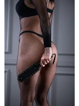 Kožni šamar Sek Game sa zakovicama .