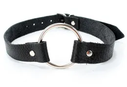 Crni kožni geg sa prstenom