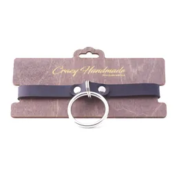 Crni kožni čoker sa velikim prstenom