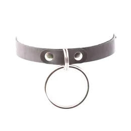 Crni kožni čoker sa velikim prstenom