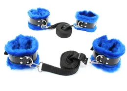 Crno-plavi set za fixiranje na krevetu sa krznom