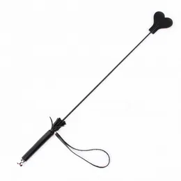 Crni paket sa šamarom u obliku srca .