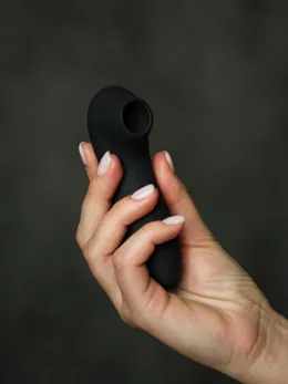 Curvi vakuumski stimulator klitorisa