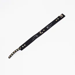 Crna kožna ogrlica sa zlatnim hardverom