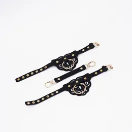 Okovi sa zakovicama i zlatnim okovima