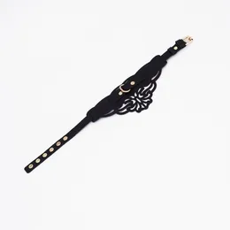 Choker figuriran sa uzorcima i zlatnim hardverom