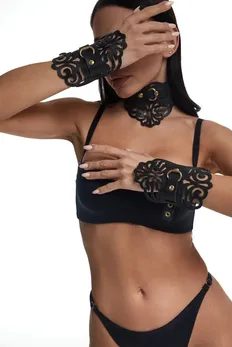 Lisice su kovrdžave sa uzorcima i zlatnim hardverom