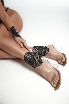 Okovi su figurni sa uzorcima i zlatnim furniturom