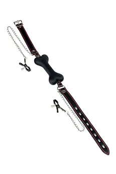 Toifa Theatre geg sa crnim kopčama za bradavice