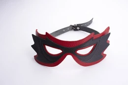 Maska za oči sa prorezima crvena sa crnom -