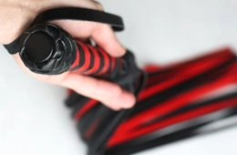 Pleteni flogger crno-crveni 50 repova od 55cm
