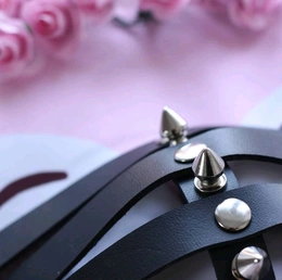 Kožna maska sa šiljcima za fotografisanje. Bdsm Maska. Maska geg. Vinil