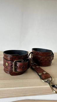 Lisice: od prave kože. Trake su podesive