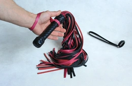 Pleteni flogger ružičasto-crni 50 repova od 55cm