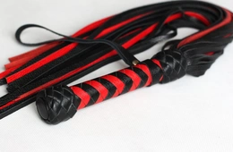 Pleteni flogger crno-crveni 50 repova od 55cm