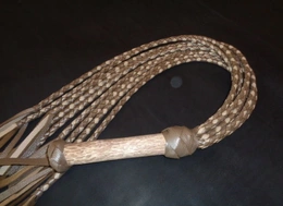 Pletena mačka 9 repova kapućino