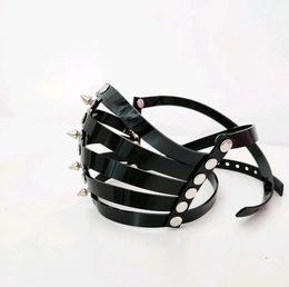 Kožna maska sa šiljcima za fotografisanje. Bdsm Maska. Maska geg. Vinil