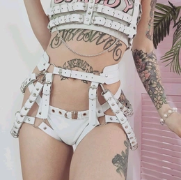 Garteri od kože za kinki Parti portupea bela fotošop