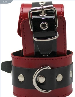 BDSM komplet od lakirane kože (ogrlica, ponoji, narukvice)