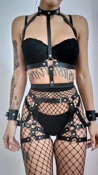 Garteri sa lisicama od prave kože. Kinki parti izgled