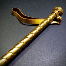 Stack sa zlatnim kožnim šljokicama