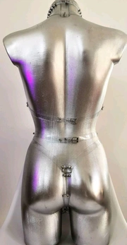 Bodi je prozračan sa kamenjem. portupeja, garteri, lisice