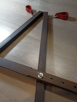 Kožne lisice sa odstojnikom. Bdsm vezivanje