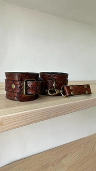 Lisice: od prave kože. Trake su podesive