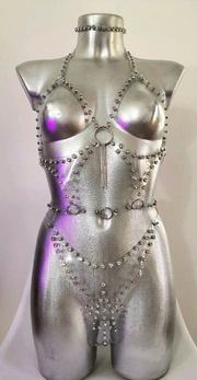 Bodi je prozračan sa kamenjem. portupeja, garteri, lisice