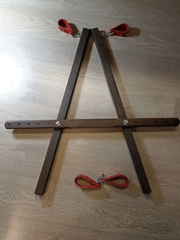 Kožne lisice sa odstojnikom. Bdsm vezivanje