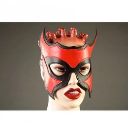 BDSM maska za igranje uloga sa crvenim umetkom