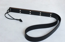 Bdsm traka za bičevanje sa drvenim umetkom