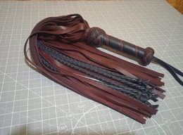 Pletenica: mačka-flogger