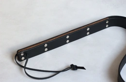 Bdsm traka za bičevanje sa drvenim umetkom