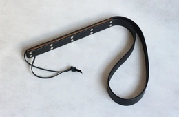 Bdsm traka za bičevanje sa drvenim umetkom